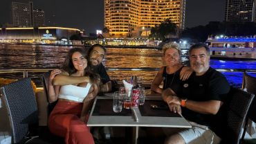 Cruzeiro noturno ECONÔMICO no Rio Chao Phraya em Bangkok